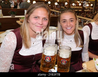 MONACO DI BAVIERA, GERMANIA - SETTEMBRE 30: Anna Wellmann del Bayern Muenchen , Georgia Stanway del Bayern Muenchen partecipa all'München Oktoberfest femminile al Kaefer Schaenke il 30 settembre 2024 a Monaco di Baviera, Germania. © diebilderwelt / Alamy Stock Foto Stock