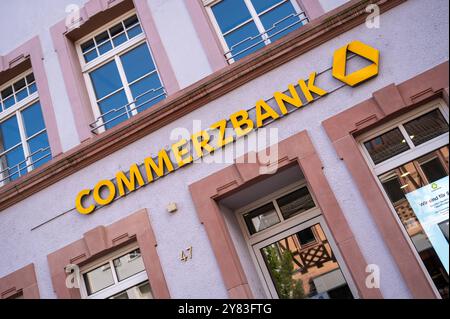 Commerzbank Filiale in Speyer , Deutschland, Rheinland-Pfalz, Speyer, 02.10.2024, Die Fassade einer Commerzbank-Filiale in Speyer mit vorbeigehenden Passanten an einem sonnigen Tag. *** Filiale di Commerzbank a Speyer , Germania, Renania-Palatinato, Speyer, 02 10 2024, la facciata di una filiale Commerzbank a Speyer con passanti in una giornata di sole Foto Stock