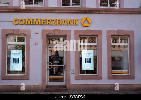 Commerzbank Filiale in Speyer , Deutschland, Rheinland-Pfalz, Speyer, 02.10.2024, Die Fassade einer Commerzbank-Filiale in Speyer mit vorbeigehenden Passanten an einem sonnigen Tag. *** Filiale di Commerzbank a Speyer , Germania, Renania-Palatinato, Speyer, 02 10 2024, la facciata di una filiale Commerzbank a Speyer con passanti in una giornata di sole Foto Stock