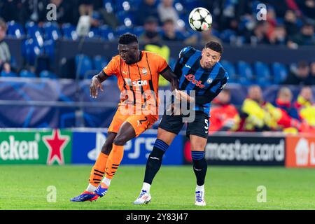 Gelsenkirchen, Germania. 2 ottobre 2024. GELSENKIRCHEN, GERMANIA - 2 OTTOBRE: Valeriy Bondar del FC Shakhtar Donetsk e Ben Godfrey dell'Atalanta BC durante la fase MD2 della UEFA Champions League 2024/25 tra FC Shakhtar Donetsk e Atalanta BC all'Arena AufSchalke il 2 ottobre 2024 a Gelsenkirchen, Germania. (Foto di Joris Verwijst/Agenzia BSR) credito: Agenzia BSR/Alamy Live News Foto Stock