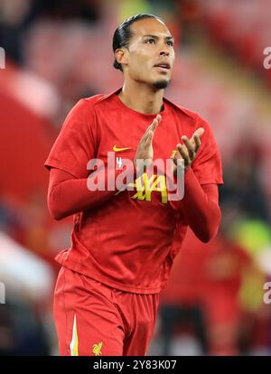 Anfield, Liverpool, Merseyside, Regno Unito. 2 ottobre 2024. Champions League Football, Liverpool contro Bologna; Virgil van Dijk del Liverpool applaude i tifosi durante il riscaldamento pre-partita Credit: Action Plus Sports/Alamy Live News Foto Stock