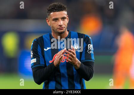 Gelsenkirchen, Germania. 2 ottobre 2024. GELSENKIRCHEN, GERMANIA - 2 OTTOBRE: Ben Godfrey dell'Atalanta BC applaude ai tifosi durante la fase MD2 della UEFA Champions League 2024/25 tra l'FC Shakhtar Donetsk e l'Atalanta BC all'Arena AufSchalke il 2 ottobre 2024 a Gelsenkirchen, Germania. (Foto di Joris Verwijst/Agenzia BSR) credito: Agenzia BSR/Alamy Live News Foto Stock