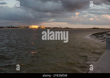 Ampia vista dell'ambiente vicino al tramonto con luce solare e ombra. A St. Pete Beach, Florida, che guarda al canale Pass-a-Grille. Tempesta che si avvicina in ritardo nella D. Foto Stock