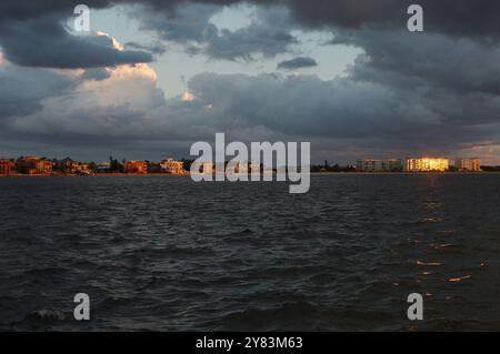Ampia vista dell'ambiente vicino al tramonto con luce solare e ombra. A St. Pete Beach, Florida, che guarda al canale Pass-a-Grille. Tempesta che si avvicina in ritardo nella D. Foto Stock