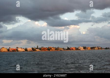 Ampia vista dell'ambiente vicino al tramonto con luce solare e ombra. A St. Pete Beach, Florida, che guarda al canale Pass-a-Grille. Tempesta che si avvicina in ritardo nella D. Foto Stock