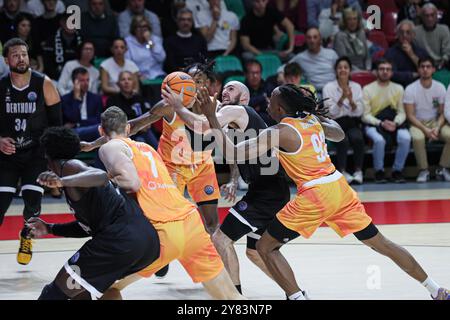 #2 Kuhse Tommy (Bertram Derthona Basket Tortona) durante il Derthona Basket vs Niners Chemnitz, partita di basket della Champions League a Torino, Italia, 2 ottobre 2024 Foto Stock