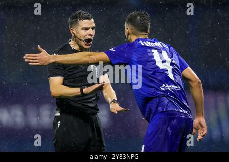 Zagabria, Croazia. 2 ottobre 2024. ZAGABRIA, CROAZIA - 2 OTTOBRE: Arbitro HARM Osmers in conversazione con Raul Torrente della Dinamo Zagabria durante la fase MD2 di UEFA Champions League 2024/25 tra GNK Dinamo V COME Monaco al Maksimir Stadion il 2 ottobre 2024 a Zagabria, Croazia. Foto: Luka Stanzl/PIXSELL credito: Pixsell/Alamy Live News Foto Stock