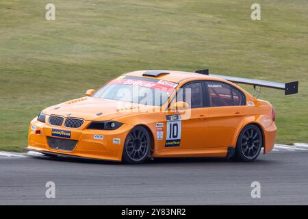 Lee Goldsmith con la sua BMW M3 E90 Britcar durante la gara del Rowe Britcar Trophy Championship 2023 a Snetterton, Norfolk, Regno Unito Foto Stock