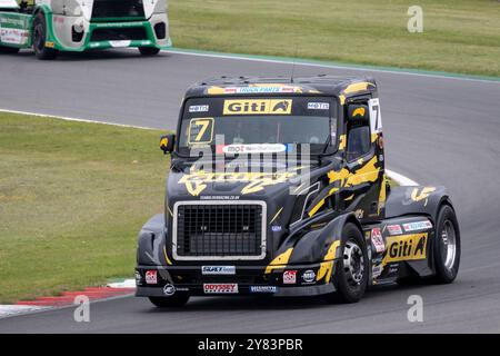 Stuart Oliver nel Team Oliver Racing Volvo VNL durante la gara di Snetterton British Truck Racing Championship 2023, Norfolk, Regno Unito. Foto Stock