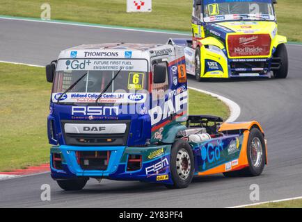 John Powell nel DAF LF JP Racing che ha portato L'UOMO di Graig Evan fuori da Palmer. 2023 British Truck Racing Championship, Snetterton, Norfolk, Regno Unito Foto Stock