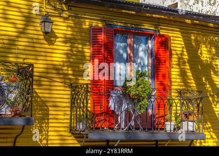 Balcone nel colorato mercato la Boca di Buenos Aires, Argentina Foto Stock