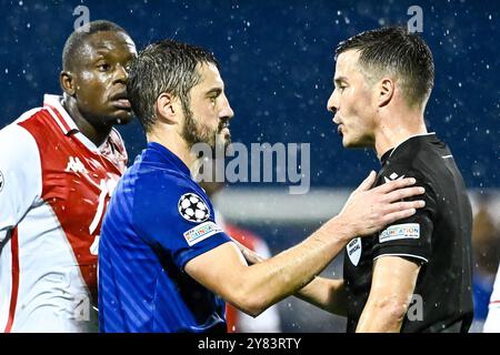 Zagabria, Croazia. 2 ottobre 2024. ZAGABRIA, CROAZIA - 2 OTTOBRE: Arijan Ademi della Dinamo Zagabria in conversazione con l'arbitro HARM Osmers durante la fase MD2 della UEFA Champions League 2024/25 tra GNK Dinamo V COME Monaco al Maksimir Stadion il 2 ottobre 2024 a Zagabria, Croazia. Foto: Marko Lukunic/PIXSELL credito: Pixsell/Alamy Live News Foto Stock