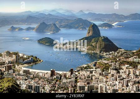 Vista di Rio de Janeiro dalla cima del Corcovado, incluso il Pan di zucchero Foto Stock