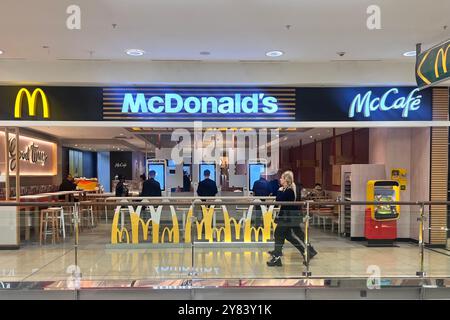 Ristorante fast food McDonald's e McCafe all'interno di un centro commerciale a Sofia, Bulgaria, Europa orientale, Balcani, UE Foto Stock