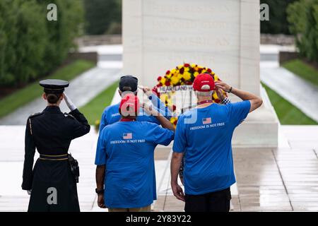 Arlington, Virginia, Stati Uniti. 25 settembre 2024. I veterani della Medevac Crew Dustoff della guerra del Vietnam Daryl Duke, Robert Allen, Steven Woelk e Randy Millican partecipano a una cerimonia pubblica di posa delle ghirlande presso la Tomba del Milite ignoto presso il cimitero nazionale di Arlington, Arlington, Virginia, Septembert. 25, 2024. Questi veterani sono venuti all'ANC con l'Heartland Honor Flight. (Credit Image: © U.S. Army/ZUMA Press Wire) SOLO PER USO EDITORIALE! Non per USO commerciale! Foto Stock