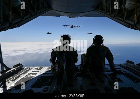 California, Stati Uniti. 25 settembre 2024. U.S. Air Force 2nd tenente Ella Furlong, sinistra, 418th test and Evaluation Squadron Flight test test Analyst, e Tech. Il sergente Austin Temple, 418th TES loadmaster, guarda due EA-18G Growler della Marina volare in formazione con un EC-130H Compass Call durante Gray Flag 24, al largo della costa della California, Septembert. 25, 2024. Tutti e tre gli aerei possiedono avanzate capacità di jamming elettronico e sono vitali per i combattimenti moderni. (Credit Image: © U.S. Air Force/ZUMA Press Wire) SOLO PER USO EDITORIALE! Non per USO commerciale! Foto Stock