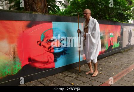 MUMBAI, INDIA - 2 OTTOBRE: Per commemorare Gandhi Jayanti, il D-Ward della Mumbai Municipal Corporation ha organizzato un raduno Swachhata Abhiyan, Upendra Krishnalal Thanawala, un osservatore del Mahatma Gandhi, ha partecipato all'evento e ha visitato mani Bhavan, un sito storico significativo, per rendere omaggio al padre della Nazione Mahatma Gandhi, il 2 ottobre 2024 a Mumbai, India. Ogni anno, il 2 ottobre viene celebrato come Swachh Bharat Divas. La campagna di Swachhata Abhiyan segna dieci anni della missione Swachh Bharat lanciata dal governo indiano nel 2014. (Foto di Bhushan Koyande/Hindustan Times/Sipa USA ) Foto Stock