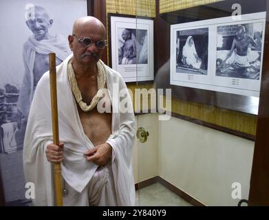 MUMBAI, INDIA - 2 OTTOBRE: Per commemorare Gandhi Jayanti, il D-Ward della Mumbai Municipal Corporation ha organizzato un raduno Swachhata Abhiyan, Upendra Krishnalal Thanawala, un osservatore del Mahatma Gandhi, ha partecipato all'evento e ha visitato mani Bhavan, un sito storico significativo, per rendere omaggio al padre della Nazione Mahatma Gandhi, il 2 ottobre 2024 a Mumbai, India. Ogni anno, il 2 ottobre viene celebrato come Swachh Bharat Divas. La campagna di Swachhata Abhiyan segna dieci anni della missione Swachh Bharat lanciata dal governo indiano nel 2014. (Foto di Bhushan Koyande/Hindustan Times/Sipa USA ) Foto Stock