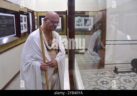 MUMBAI, INDIA - 2 OTTOBRE: Per commemorare Gandhi Jayanti, il D-Ward della Mumbai Municipal Corporation ha organizzato un raduno Swachhata Abhiyan, Upendra Krishnalal Thanawala, un osservatore del Mahatma Gandhi, ha partecipato all'evento e ha visitato mani Bhavan, un sito storico significativo, per rendere omaggio al padre della Nazione Mahatma Gandhi, il 2 ottobre 2024 a Mumbai, India. Ogni anno, il 2 ottobre viene celebrato come Swachh Bharat Divas. La campagna di Swachhata Abhiyan segna dieci anni della missione Swachh Bharat lanciata dal governo indiano nel 2014. (Foto di Bhushan Koyande/Hindustan Times/Sipa USA ) Foto Stock