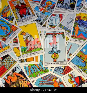 Tarot Cards Spread Out - The Hanged Man in cima - allestimento studio. Foto Stock