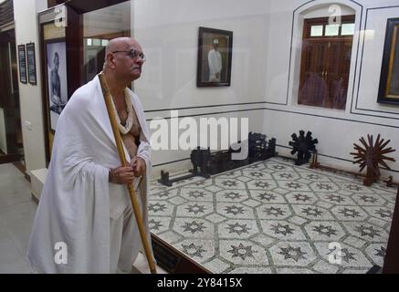 MUMBAI, INDIA - 2 OTTOBRE: Per commemorare Gandhi Jayanti, il D-Ward della Mumbai Municipal Corporation ha organizzato un raduno Swachhata Abhiyan, Upendra Krishnalal Thanawala, un osservatore del Mahatma Gandhi, ha partecipato all'evento e ha visitato mani Bhavan, un sito storico significativo, per rendere omaggio al padre della Nazione Mahatma Gandhi, il 2 ottobre 2024 a Mumbai, India. Ogni anno, il 2 ottobre viene celebrato come Swachh Bharat Divas. La campagna di Swachhata Abhiyan segna dieci anni della missione Swachh Bharat lanciata dal governo indiano nel 2014. (Foto di Bhushan Koyande/Hindustan Times/Sipa USA ) Foto Stock