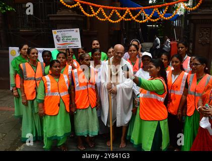 MUMBAI, INDIA - 2 OTTOBRE: Per commemorare Gandhi Jayanti, il D-Ward della Mumbai Municipal Corporation ha organizzato un raduno Swachhata Abhiyan, Upendra Krishnalal Thanawala, un osservatore del Mahatma Gandhi, ha partecipato all'evento e ha visitato mani Bhavan, un sito storico significativo, per rendere omaggio al padre della Nazione Mahatma Gandhi, il 2 ottobre 2024 a Mumbai, India. Ogni anno, il 2 ottobre viene celebrato come Swachh Bharat Divas. La campagna di Swachhata Abhiyan segna dieci anni della missione Swachh Bharat lanciata dal governo indiano nel 2014. (Foto di Bhushan Koyande/Hindustan Times/Sipa USA ) Foto Stock