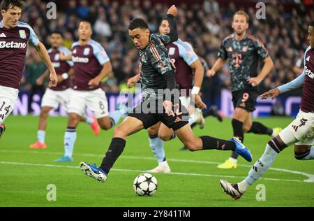 Birmingham, Regno Unito. 2 ottobre 2024. Calcio: Champions League, Aston Villa - Bayern Monaco, Preliminary Round, Matchday 2, Villa Park, Monaco Jamal Musiala (M) in azione contro i giocatori dell'Aston Villa Pau Torres (l) e Ezri Konsa. Crediti: Peter Kneffel/dpa/Alamy Live News Foto Stock