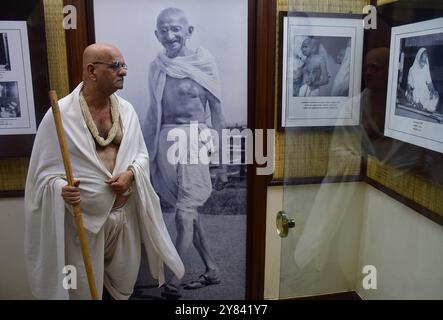 MUMBAI, INDIA - 2 OTTOBRE: Per commemorare Gandhi Jayanti, il D-Ward della Mumbai Municipal Corporation ha organizzato un raduno Swachhata Abhiyan, Upendra Krishnalal Thanawala, un osservatore del Mahatma Gandhi, ha partecipato all'evento e ha visitato mani Bhavan, un sito storico significativo, per rendere omaggio al padre della Nazione Mahatma Gandhi, il 2 ottobre 2024 a Mumbai, India. Ogni anno, il 2 ottobre viene celebrato come Swachh Bharat Divas. La campagna di Swachhata Abhiyan segna dieci anni della missione Swachh Bharat lanciata dal governo indiano nel 2014. (Foto di Bhushan Koyande/Hindustan Times/Sipa USA ) Foto Stock