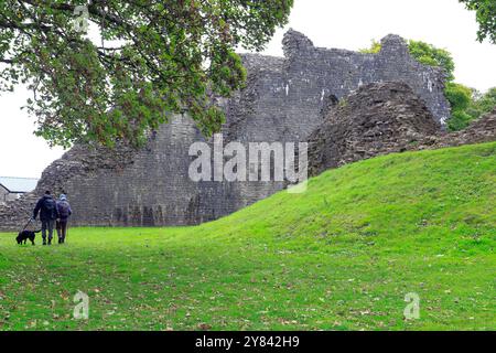 Coppia che cammina con un cane al castello di Saint Quentin, Cowbridge, vale of Glamorgan, Galles del Sud, Regno Unito. 2024 Foto Stock