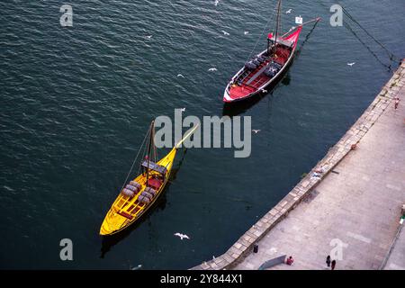 Barche colorate ancorate sul fiume Douro a Porto, Portogallo Foto Stock