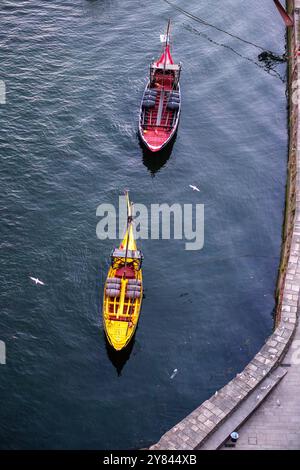 Barche colorate ancorate sul fiume Douro a Porto, Portogallo Foto Stock