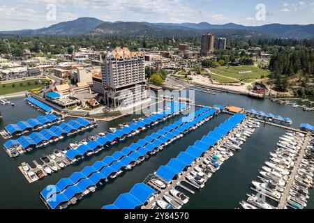 Una splendida vista del porto turistico e resort sul lungomare di Coeur d'Alene, Idaho, con barche, acqua frizzante e lo splendido paesaggio naturale. Foto Stock