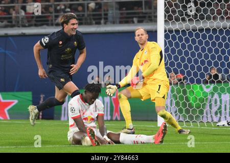 Dusan Vlahovic (Juventus Turin) li., bejubelt das 2:3, Peter Gulacsi (Torwart, RB Leipzig) Re., Castello Lukeba (RB Leipzig) frustriert am Boden. GER, RB Leipzig vs. Juventus Torino, Fussball, UEFA Champions League, 2. Spieltag, Saison 2024/2025, 02.10.2024 NORMATIVE DFB/DFL VIETANO QUALSIASI USO DI FOTOGRAFIE COME SEQUENZE DI IMMAGINI E/O QUASI-VIDEO foto: Eibner-Pressefoto/Bert Harzer Foto Stock