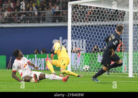 Francisco Conceicao (Juventus Torino) Re., erzielt das 2:3, Peter Gulacsi (Torwart, RB Leipzig) Mitte, Castello Lukeba (RB Leipzig) li., frustriert am Boden. GER, RB Leipzig vs. Juventus Torino, Fussball, UEFA Champions League, 2. Spieltag, Saison 2024/2025, 02.10.2024 NORMATIVE DFB/DFL VIETANO QUALSIASI USO DI FOTOGRAFIE COME SEQUENZE DI IMMAGINI E/O QUASI-VIDEO foto: Eibner-Pressefoto/Bert Harzer Foto Stock
