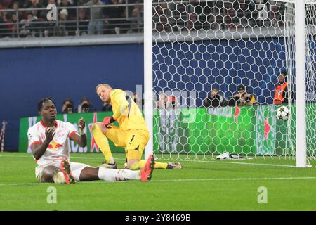 DAS 2:3 fuer Juve, Peter Gulacsi (Torwart, RB Leipzig) Re., Castello Lukeba (RB Leipzig) li., frustriert. GER, RB Leipzig vs. Juventus Torino, Fussball, UEFA Champions League, 2. Spieltag, Saison 2024/2025, 02.10.2024 NORMATIVE DFB/DFL VIETANO QUALSIASI USO DI FOTOGRAFIE COME SEQUENZE DI IMMAGINI E/O QUASI-VIDEO foto: Eibner-Pressefoto/Bert Harzer Foto Stock