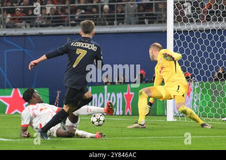 Francisco Conceicao (Juventus Turin) li., Vorn, erzielt das 2:3, Peter Gulacsi (Torwart, RB Leipzig) re., castello Lukeba (RB Leipzig) li. GER, RB Leipzig vs. Juventus Torino, Fussball, UEFA Champions League, 2. Spieltag, Saison 2024/2025, 02.10.2024 NORMATIVE DFB/DFL VIETANO QUALSIASI USO DI FOTOGRAFIE COME SEQUENZE DI IMMAGINI E/O QUASI-VIDEO foto: Eibner-Pressefoto/Bert Harzer Foto Stock