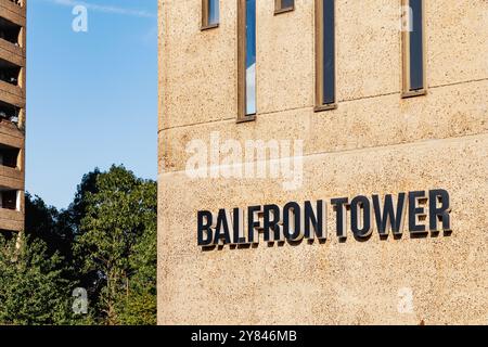 Torre Balfron residenziale in stile brutalista dell'architetto Ernő Goldfinger presso la tenuta Brownfield di Londra, Inghilterra Foto Stock