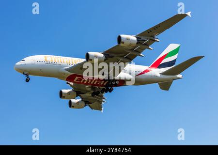 Vienna, Austria - 13 aprile 2024: Aereo passeggeri Emirates Airbus A380 in aeroporto. Aviazione e aerei. Trasporto aereo e viaggi. Volare e volare. Foto Stock