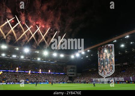 Birmingham, Regno Unito. 2 ottobre 2024. I fuochi d'artificio sono attivati durante la partita di UEFA Champions League Stage Aston Villa vs Bayern Monaco a Villa Park, Birmingham, Regno Unito, 2 ottobre 2024 (foto di Gareth Evans/News Images) a Birmingham, Regno Unito, il 10/2/2024. (Foto di Gareth Evans/News Images/Sipa USA) credito: SIPA USA/Alamy Live News Foto Stock