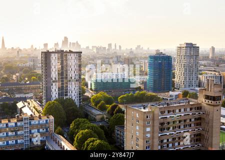 Vista della Glenkerry House, della Torre Panoramica, della High Line e della City di Londra dalla Balfron Tower, Londra, Inghilterra Foto Stock