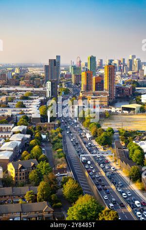 Vista del Blackwall Tunnel Northern Approach, dei blocchi a torre Leaside Lock e di Stratford, East London, Inghilterra Foto Stock