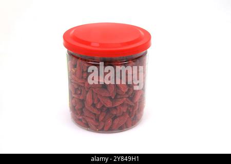 Un barattolo di Fructus Lycii essiccato (bacche di Goji) che appartiene alla famiglia Solancea che si trova principalmente a Qing hai in Cina Foto Stock