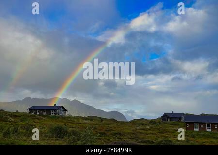 14 settembre 2024 Isole Lofoten, Norvegia, Un doppio arcobaleno mostra prominentemente sopra le logge del Lofoten Links Golf Club, Isole Lofoten, Norvegia Foto Stock