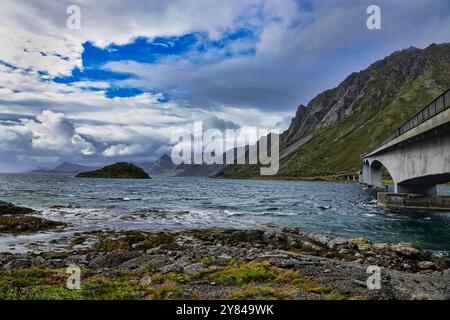 14 settembre 2024 Isole Lofoten, Norvegia Gimsoystraumen bro (ponte) vicino a Barstrand. Gims¿ysand, Isole Lofoten, Norvegia Foto Stock