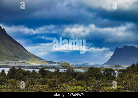 14 settembre 2024 Isole Lofoten, Norvegia Gimsoystraumen bro (ponte) vicino a Barstrand. Gims¿ysand, Isole Lofoten, Norvegia Foto Stock