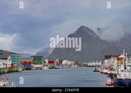14 settembre 2024 Isole Lofoten, Norvegia porto di Henningsvaer nel comune di VŒgan, contea di Nordland, Isole Lofoten, Norvegia Foto Stock