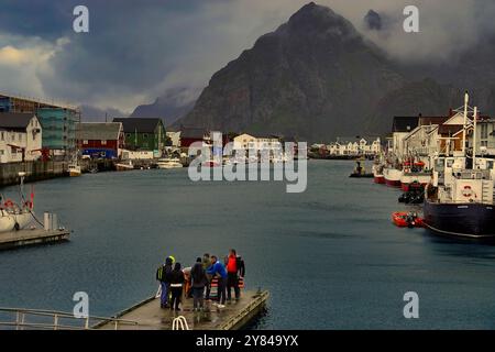 14 settembre 2024 Isole Lofoten, Norvegia porto di Henningsvaer nel comune di VŒgan, contea di Nordland, Isole Lofoten, Norvegia Foto Stock