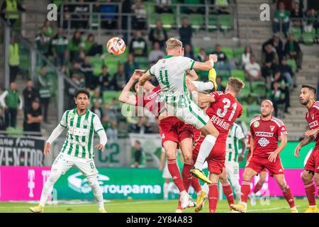 Budapest, Ungheria – 9 ottobre 2022. Ferencvaros centroback Mats Knoester in azione durante la partita di Liga ungherese Ferencvaros vs Debrecen (2-0). Foto Stock