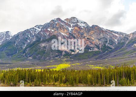 Incredibili vedute della natura al lago Pyramid nel Parco Nazionale di Jasper durante la primavera con una montagna unica sullo sfondo con una foresta boreale. Foto Stock