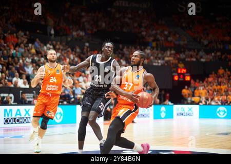 Kur Kuta di Veolia Hamburg Towers (L) e semi Ojeleye di Valencia basket (R) durante la BKT Eurocup Regular Season Round 2 il 2 ottobre 2024 a Pabe Foto Stock